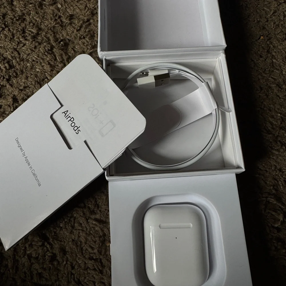 Apple AirPods Wireless Earbuds - White